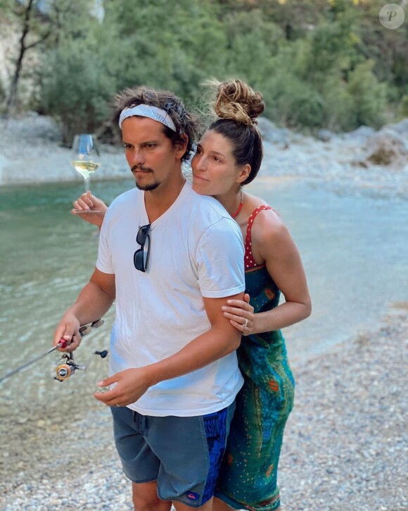 Laury Thilleman a partagé des photos de ses vacances en France avec son chéri Juan Arbelaez, sur Instagram. Août 2020.