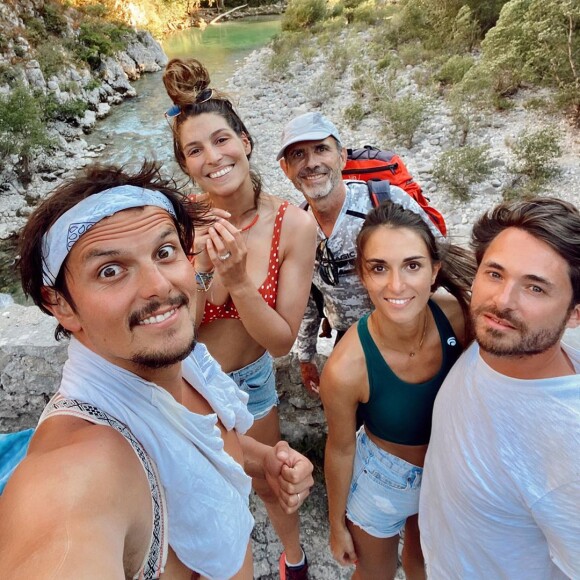 Laury Thilleman a partagé des photos de ses vacances en France avec son chéri Juan Arbelaez, sur Instagram. Août 2020.