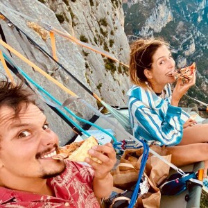 Laury Thilleman et son mari Juan Arbelaez, dans le vide aux Gorges du Verdon. Instagram, août 2020.