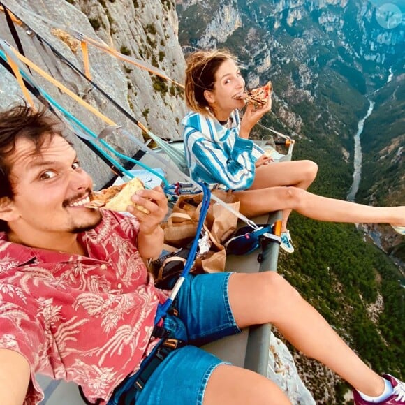 Laury Thilleman et son mari Juan Arbelaez, dans le vide aux Gorges du Verdon. Instagram, août 2020.