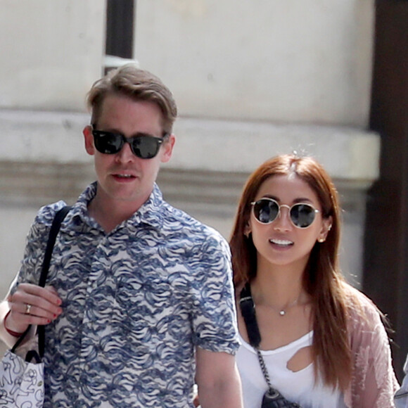 Au lendemain de leur arrivée, Macaulay Culkin et sa compagne Brenda Song profitent d'une belle journée ensoleillée pour se promener dans les rues de Paris avec un ami, le 11 août 2018.