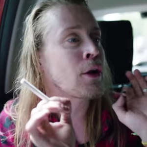 Macaulay Culkin méconnaissable dans la web-série "DRYVRS".