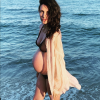 Louise Monot annonce être enceinte de son deuxième enfant en photo baby bump apparent, le 28 août 2020 sur Instagram.