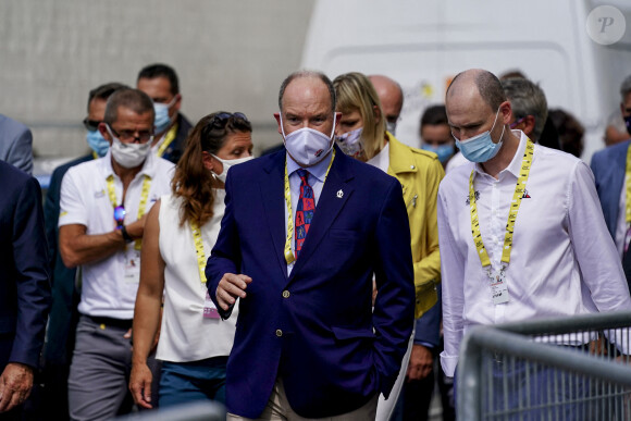 Albert de Monaco et son épouse la princesse Charlene au départ du Tour de France à Nice, le 29 août 2020.