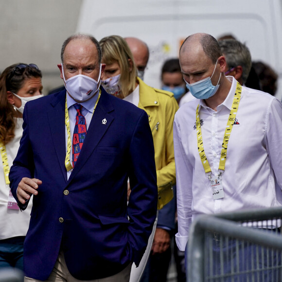 Albert de Monaco et son épouse la princesse Charlene au départ du Tour de France à Nice, le 29 août 2020.