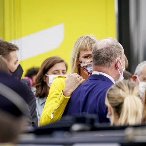 Albert de Monaco et son épouse la princesse Charlene au départ du Tour de France à Nice, le 29 août 2020.