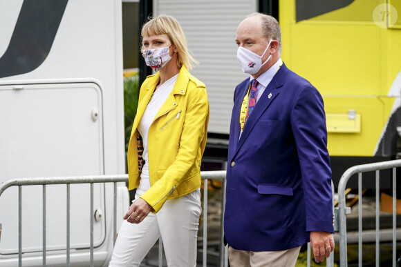 Albert de Monaco et son épouse la princesse Charlene au départ du Tour de France à Nice, le 29 août 2020.