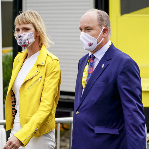 Albert de Monaco et son épouse la princesse Charlene au départ du Tour de France à Nice, le 29 août 2020.