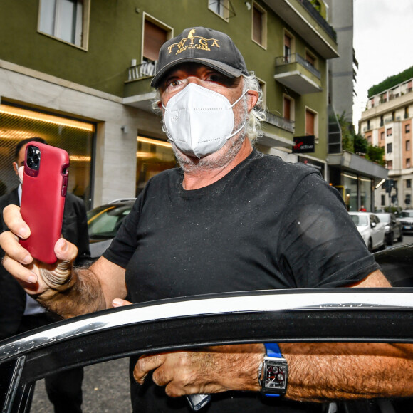 Flavio Briatore, testé positif au COVID-19, est mis en quarantaine chez lui à Milan en Italie, fin août 2020