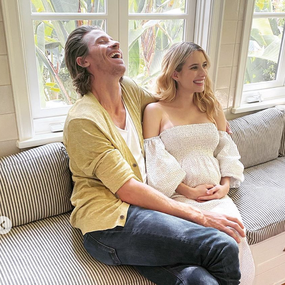 Emma Roberts, enceinte, et son compagnon Garrett Hedlund. Août 2020.