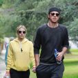 Exclusif - Emma Roberts et son compagnon Garrett Hedlund font une randonnée dans les collines de Los Angeles, en plein épidémie de coronavirus (Covid-19), le 19 mars 2020.