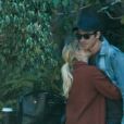Exclusif - Emma Roberts et son compagnon Garrett Hedlund s'embrassent à la sortie d'un déjeuner au "Four Season Hotel" à Los Angeles, le 8 janvier 2020.
