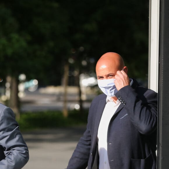 François Hollande arrive dans les locaux de la radio France Inter à Paris le 25 mai 2020.