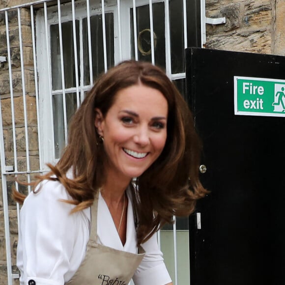 Kate Middleton joue les volontaires pour l'association Baby Basic UK à Sheffield, le 4 août 2020.