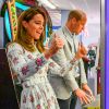 Le prince William et la duchesse Catherine de Cambridge ont tenté - en vain - de gagner une peluche aux machines à pinces lors de leur visite le 5 août 2020 à Barry Island, au Pays de Galles.