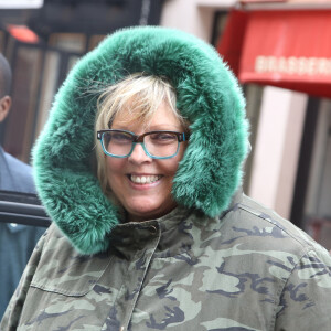 Laurence Boccolini sort d'un enregistrement radio à Paris dans une doudoune camouflage à fourrure verte le 25 avril 2017.