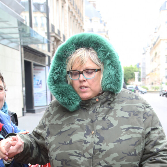 Laurence Boccolini sort d'un enregistrement radio à Paris dans une doudoune camouflage à fourrure verte le 25 avril 2017.