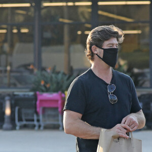 Exclusif - Robin Thicke, nouvelle coupe de cheveux, à la sortie d'une épicerie à Malibu le 19 août 2020.