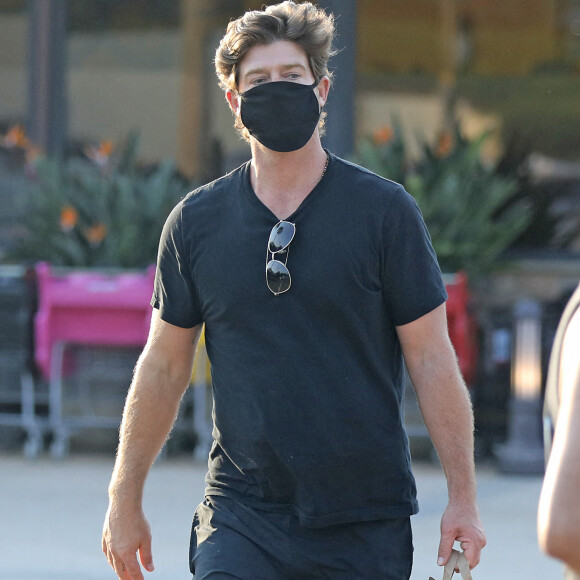 Exclusif - Robin Thicke, nouvelle coupe de cheveux, à la sortie d'une épicerie à Malibu le 19 août 2020.