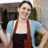 La gagnante de la finale de MasterChef, Anne Alassane pose devant son restaurant, La Pays'anne, à Montauban près de Toulouse, le 18 novembre 2010, désormais fermé. Elle a ouvert un nouveau restaurant Chez Olympe.