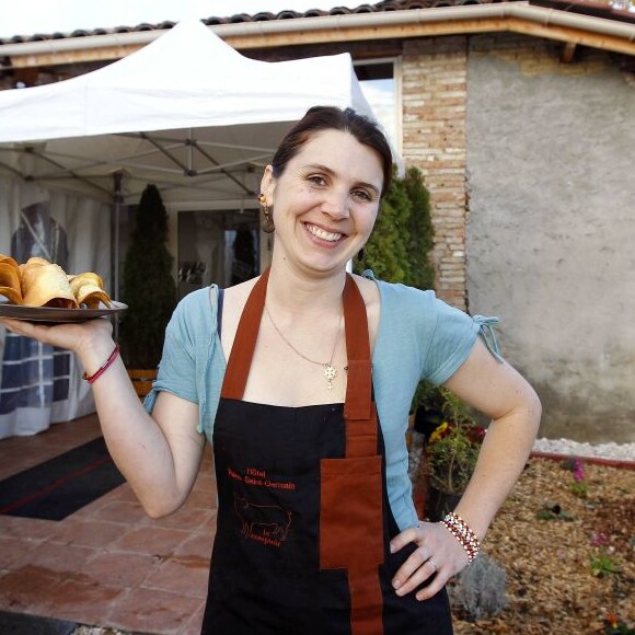 La gagnante de la finale de MasterChef, Anne Alassane pose devant son restaurant, La Pays'anne, à Montauban près de Toulouse désormais fermé. Elle a ouvert un nouveau restaurant Chez Olympe.