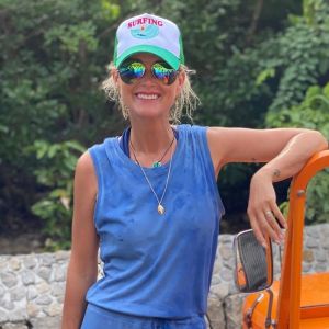 Laeticia Hallyday sur Instagram avec son panier Jacquemus, le 25 août 2020 à Saint-Barthélémy.