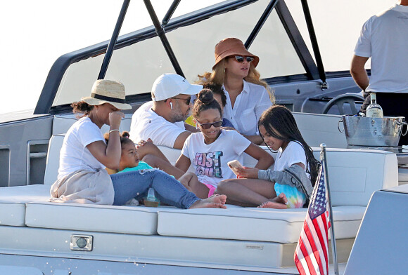 Exclusif - Beyoncé, Jay-Z et leurs trois enfants Blue Ivy, Sir et Rumi, font une sortie en mer sur un luxueux bateau avec Jack Dorsey, le PDG de Twitter, dans les Hamptons.