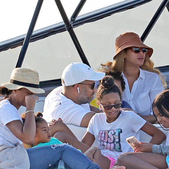 Exclusif - Beyoncé, Jay-Z et leurs trois enfants Blue Ivy, Sir et Rumi, font une sortie en mer sur un luxueux bateau avec Jack Dorsey, le PDG de Twitter, dans les Hamptons.