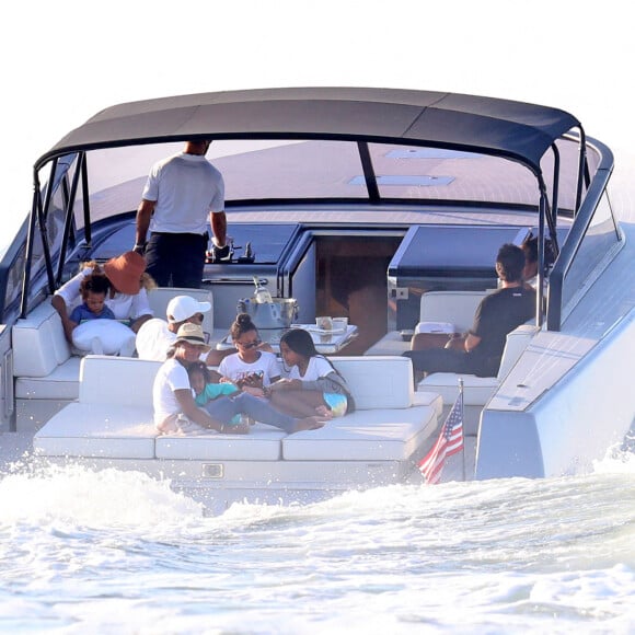 Exclusif - Beyoncé, Jay-Z et leurs trois enfants Blue Ivy, Sir et Rumi, font une sortie en mer sur un luxueux bateau avec Jack Dorsey, le PDG de Twitter, dans les Hamptons, le 24 août 2020.