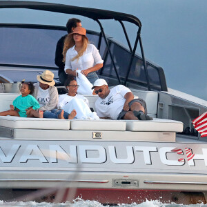 Exclusif - Beyoncé, Jay-Z et leurs trois enfants Blue Ivy, Sir et Rumi, font une sortie en mer sur un luxueux bateau avec Jack Dorsey, le PDG de Twitter, dans les Hamptons, le 24 août 2020.