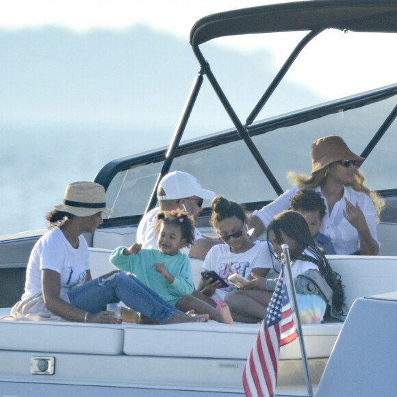 Exclusif - Beyoncé, Jay-Z et leurs trois enfants Blue Ivy, Sir et Rumi, font une sortie en mer sur un luxueux bateau avec Jack Dorsey, le PDG de Twitter, dans les Hamptons, le 24 août 2020.