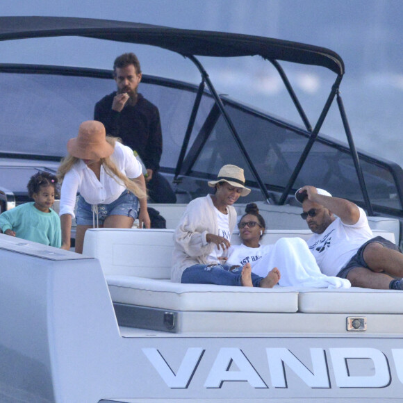 Exclusif - Beyoncé, Jay-Z et leurs trois enfants Blue Ivy, Sir et Rumi, font une sortie en mer sur un luxueux bateau avec Jack Dorsey, le PDG de Twitter, dans les Hamptons, le 24 août 2020.