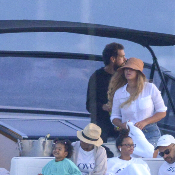 Exclusif - Beyoncé, Jay-Z et leurs trois enfants Blue Ivy, Sir et Rumi, font une sortie en mer sur un luxueux bateau avec Jack Dorsey, le PDG de Twitter, dans les Hamptons, le 24 août 2020.