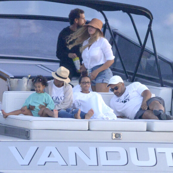 Exclusif - Beyoncé, Jay-Z et leurs trois enfants Blue Ivy, Sir et Rumi, font une sortie en mer sur un luxueux bateau avec Jack Dorsey, le PDG de Twitter, dans les Hamptons, le 24 août 2020.