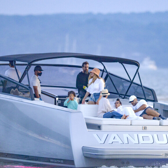 Exclusif - Beyoncé, Jay-Z et leurs trois enfants Blue Ivy, Sir et Rumi, font une sortie en mer sur un luxueux bateau avec Jack Dorsey, le PDG de Twitter, dans les Hamptons, le 24 août 2020.