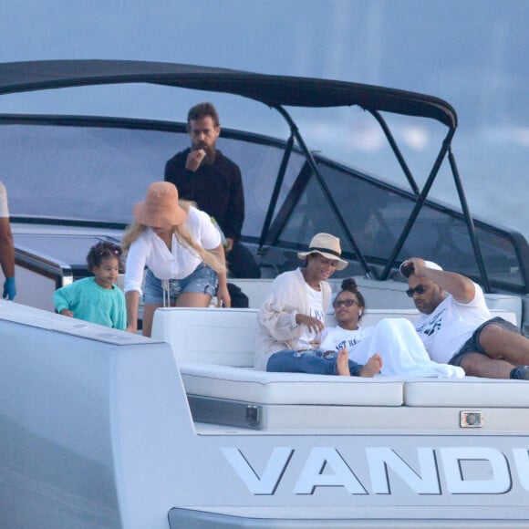 Exclusif - Beyoncé, Jay-Z et leurs trois enfants Blue Ivy, Sir et Rumi, font une sortie en mer sur un luxueux bateau avec Jack Dorsey, le PDG de Twitter, dans les Hamptons, le 24 août 2020.