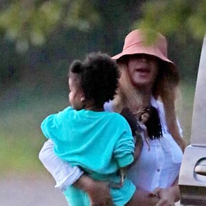 Exclusif - Beyoncé, Jay-Z et leurs trois enfants Blue Ivy, Sir et Rumi, font une sortie en mer sur un luxueux bateau avec Jack Dorsey, le PDG de Twitter, dans les Hamptons, le 24 août 2020.