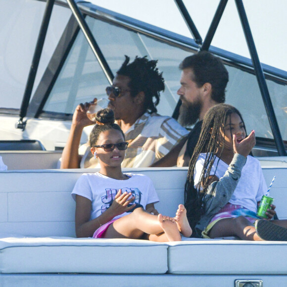 Exclusif - Beyoncé, Jay-Z et leurs trois enfants Blue Ivy, Sir et Rumi, font une sortie en mer sur un luxueux bateau avec Jack Dorsey, le PDG de Twitter, dans les Hamptons, le 24 août 2020.