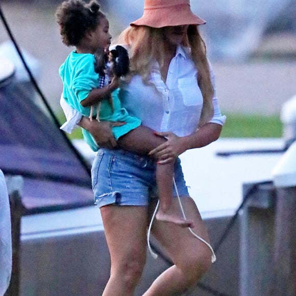 Exclusif - Beyoncé, Jay-Z et leurs trois enfants Blue Ivy, Sir et Rumi, font une sortie en mer sur un luxueux bateau avec Jack Dorsey, le PDG de Twitter, dans les Hamptons, le 24 août 2020.