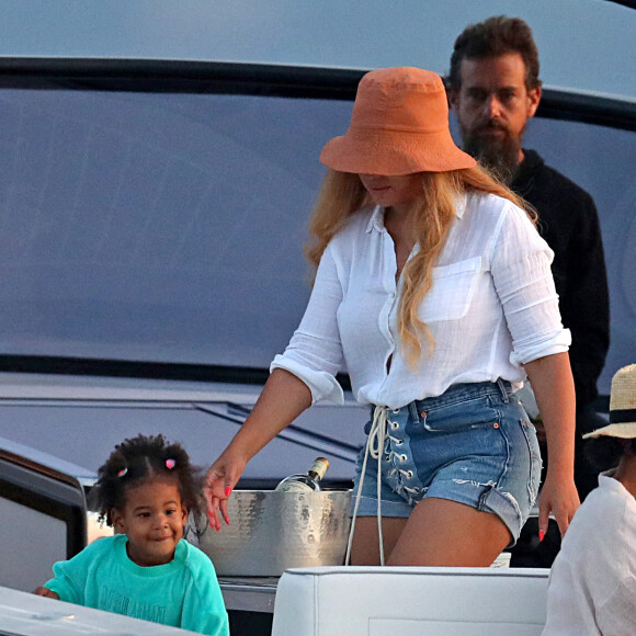 Exclusif - Beyoncé, Jay-Z et leurs trois enfants Blue Ivy, Sir et Rumi, font une sortie en mer sur un luxueux bateau avec Jack Dorsey, le PDG de Twitter, dans les Hamptons, le 24 août 2020.