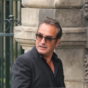 Jean Dujardin - Hommage à Guy Bedos en l'église de Saint-Germain-des-Prés à Paris le 4 juin 2020.