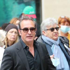 Jean Dujardin - Hommage à Guy Bedos en l'église de Saint-Germain-des-Prés à Paris le 4 juin 2020.