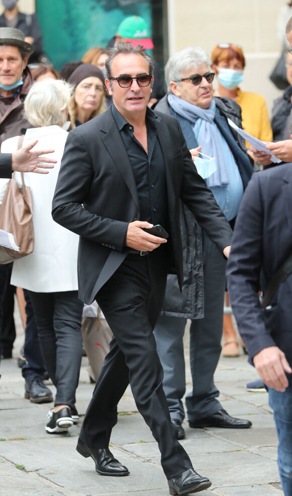 Jean Dujardin - Hommage à Guy Bedos en l'église de Saint-Germain-des-Prés à Paris le 4 juin 2020.