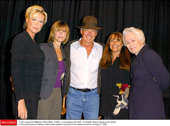 Alison Doody avec Harrison Ford lors d'une conférence de presse pour l'annonce de la sortie en DVD des films Indiana Jones, à Los Angeles, en 2003