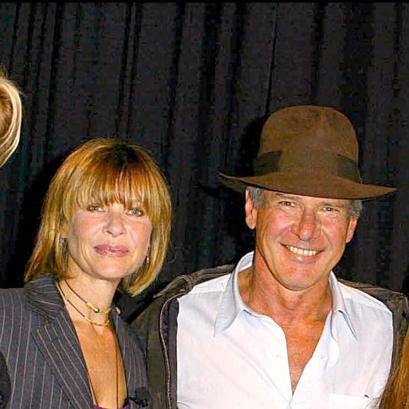 Alison Doody avec Harrison Ford lors d'une conférence de presse pour l'annonce de la sortie en DVD des films Indiana Jones, à Los Angeles, en 2003