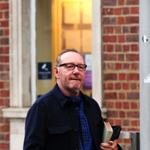 Exclusif - L'acteur américain Kevin Spacey quitte le restaurant Beaufort House à Chelsea, un livre à la main. L'homme qui l'accusait d'agression sexuelle a retiré sa plainte, l'acteur a également reçu le soutien de Judi Dench. Londres, le 9 juillet 2019.