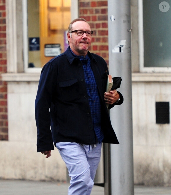 Exclusif - L'acteur américain Kevin Spacey quitte le restaurant Beaufort House à Chelsea, un livre à la main. L'homme qui l'accusait d'agression sexuelle a retiré sa plainte, l'acteur a également reçu le soutien de Judi Dench. Londres, le 9 juillet 2019.