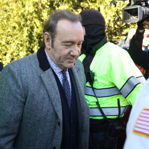 Kevin Spacey quitte le palais de justice à Nantucket, dans le Massachusetts, où l'acteur avait rendez-vous avec un juge qui devait lui signifier son inculpation pour l'agression sexuelle d'un jeune homme de 18 ans en 2016, la première matérialisation pénale des dizaines d'accusations qui pèsent sur lui. Le comédien ne s'est pas exprimé durant l'audience, mais selon plusieurs médias locaux, il a plaidé non coupable, conformément à ce qu'il avait annoncé.