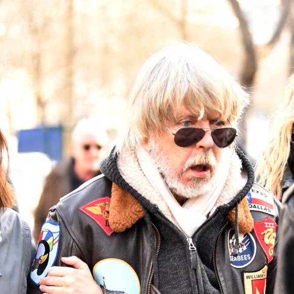 Lolita Séchan et son père le chanteur Renaud, Romane Serda - Obsèques de Thierry Séchan frère du chanteur Renaud) au cimetière du Montparnasse à Paris le 16 janvier 2019.