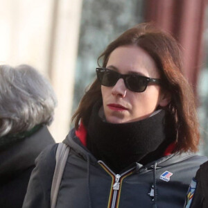 Lolita Séchan et son père le chanteur Renaud - Obsèques de Thierry Séchan frère du chanteur Renaud) au cimetière du Montparnasse à Paris le 16 janvier 2019. Après une cérémonie au temple protestant Port Royal, la famille de T. Séchan s'est retrouvée dans un immeuble avant de se rendre au cimetière du Montparnasse.